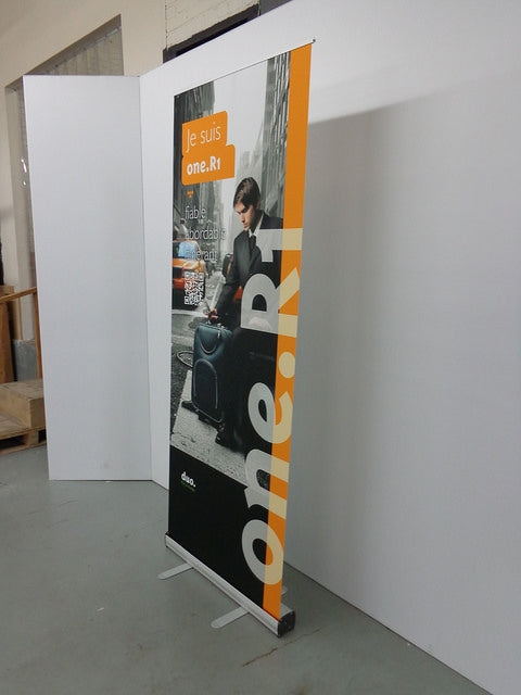 R1_Retractable_banner_stand
